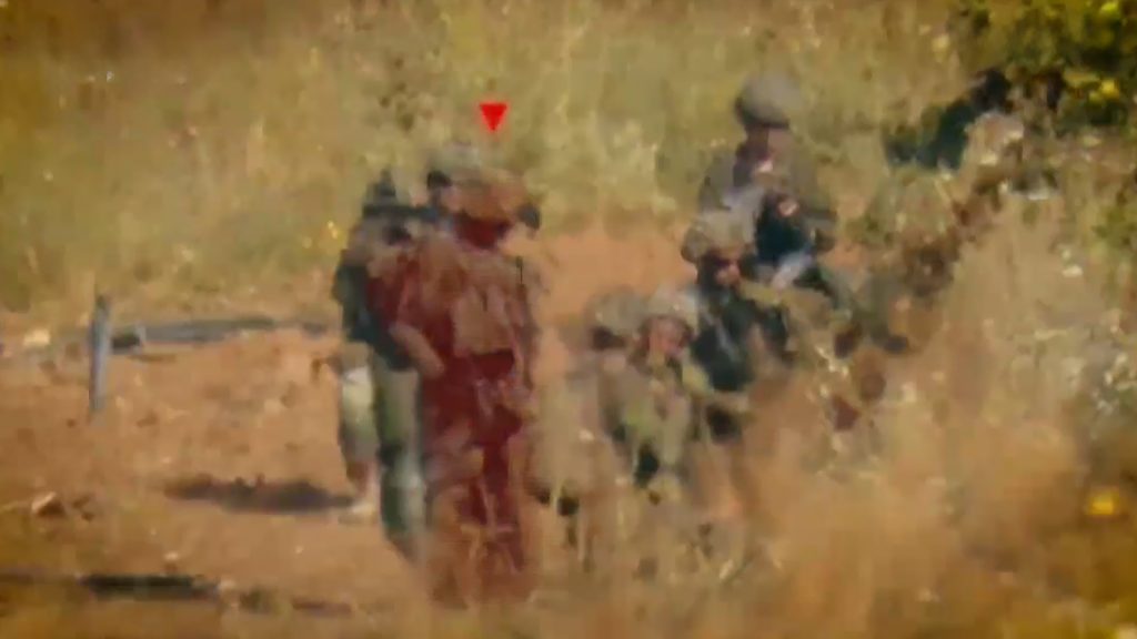 شاهد.. قناص قسامي يصيب ضابطا إسرائيليا ويفر رفاقه هاربين