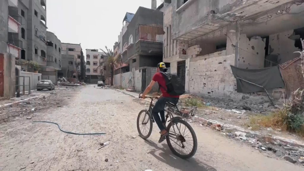 سكان شمال غزة يعانون نقص السيولة واحتكار نقل الأموال