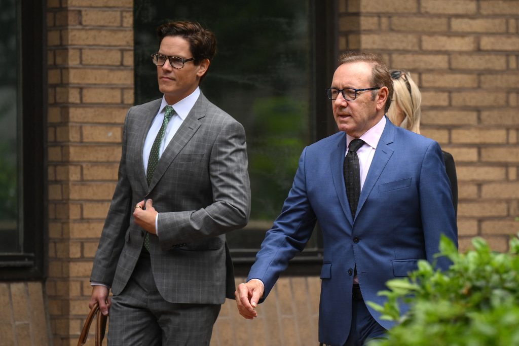 قبل فيلم “كشف القناع عن سبيسي”.. النجم الأميركي ينفي أي اعتداءات جنسية