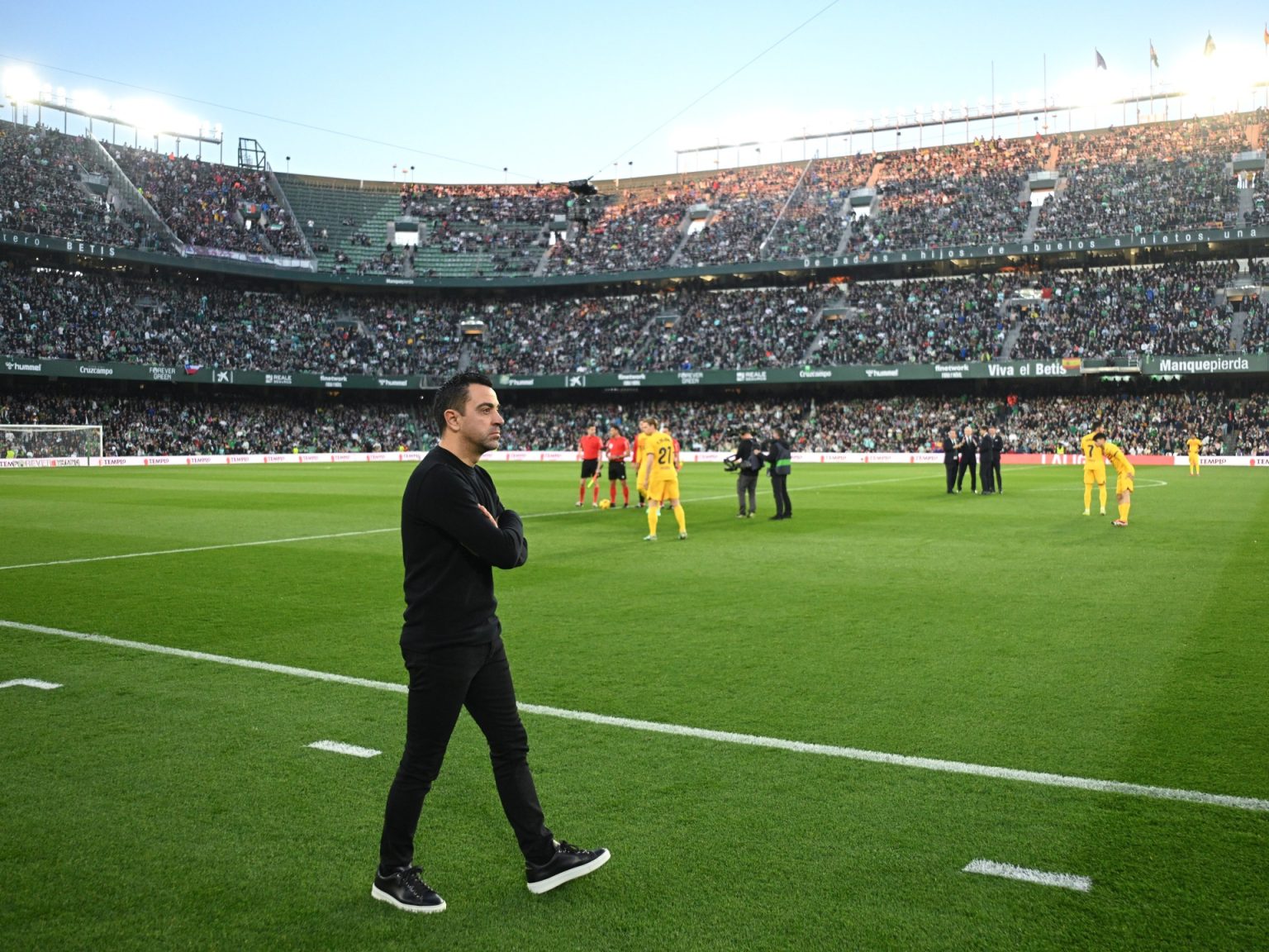 كومان وميسي وتشافي.. لماذا يسيء برشلونة معاملة أساطيره؟