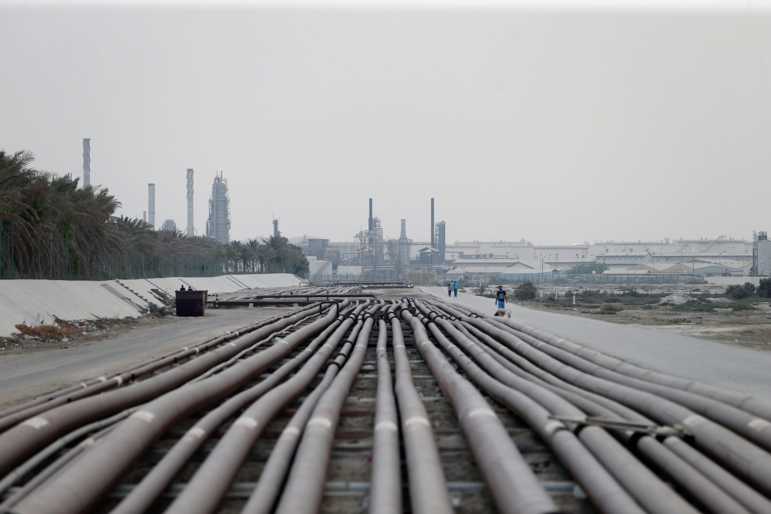 البحرين “تبحث عن مستثمرين” في خط أنابيب لنقل النفط من السعودية