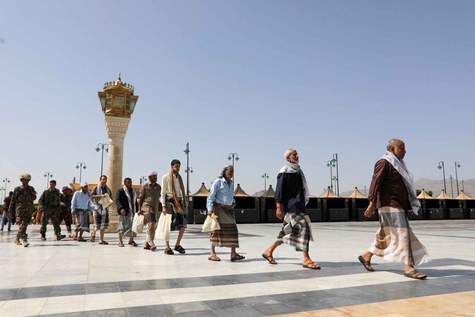 الحوثيون يفرجون عن 113 محتجزا من قوات الحكومة اليمنية