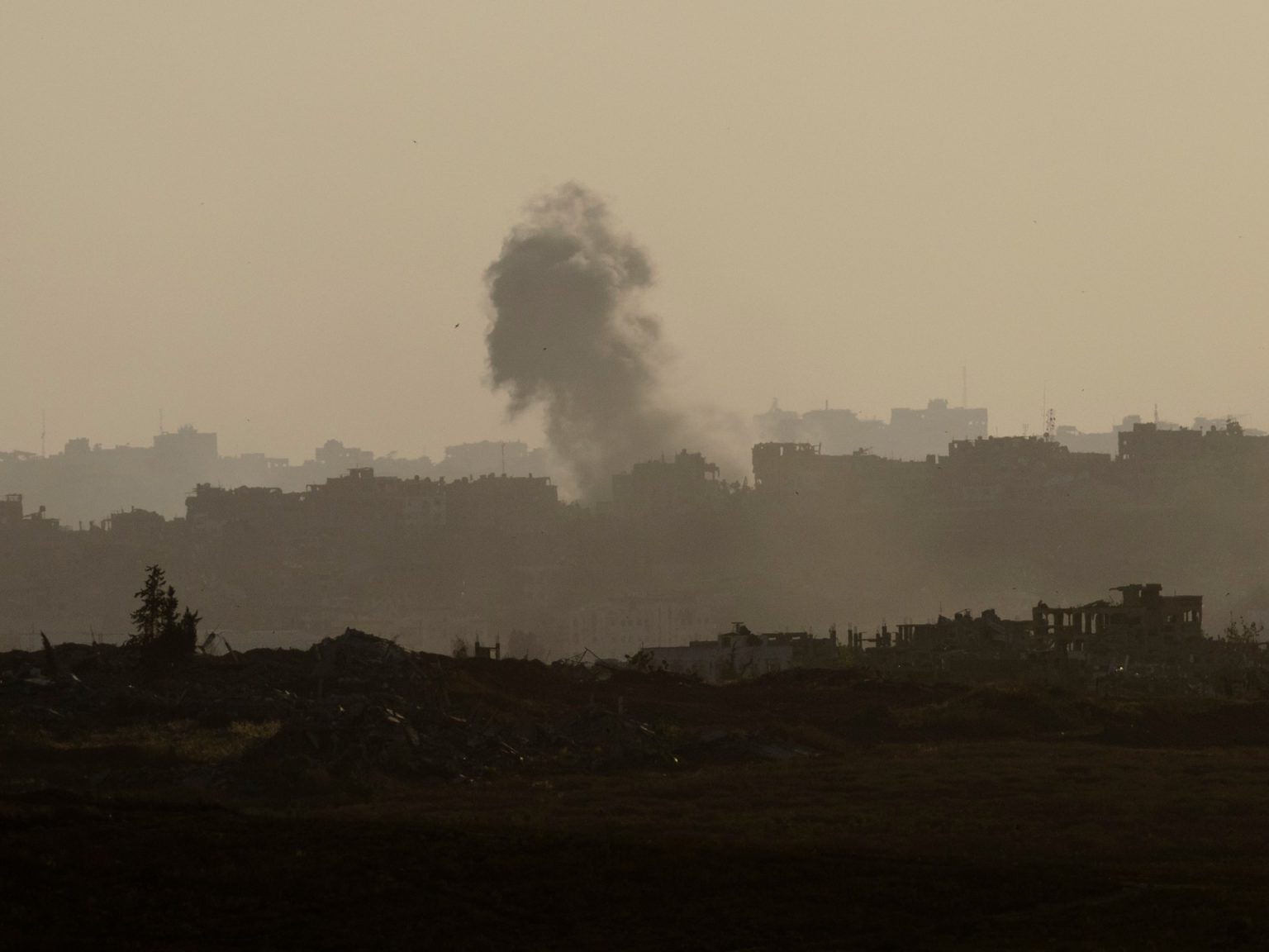 قصف غير مسبوق على رفح والمقاومة تستهدف 13 آلية إسرائيلية وتقنص 3 جنود