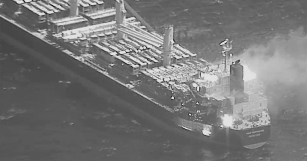 إصابة ناقلة نفط بصاروخ حوثي في البحر الأحمر