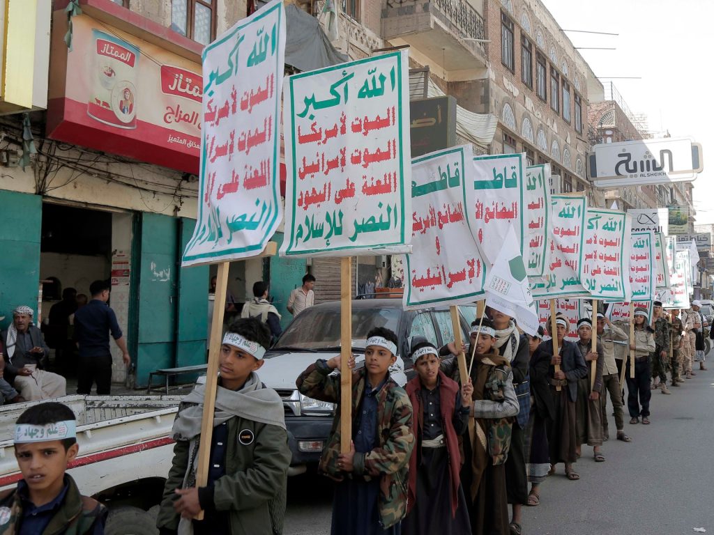 الحوثيون يستهدفون 3 سفن في خليج عدن والمحيط الهندي