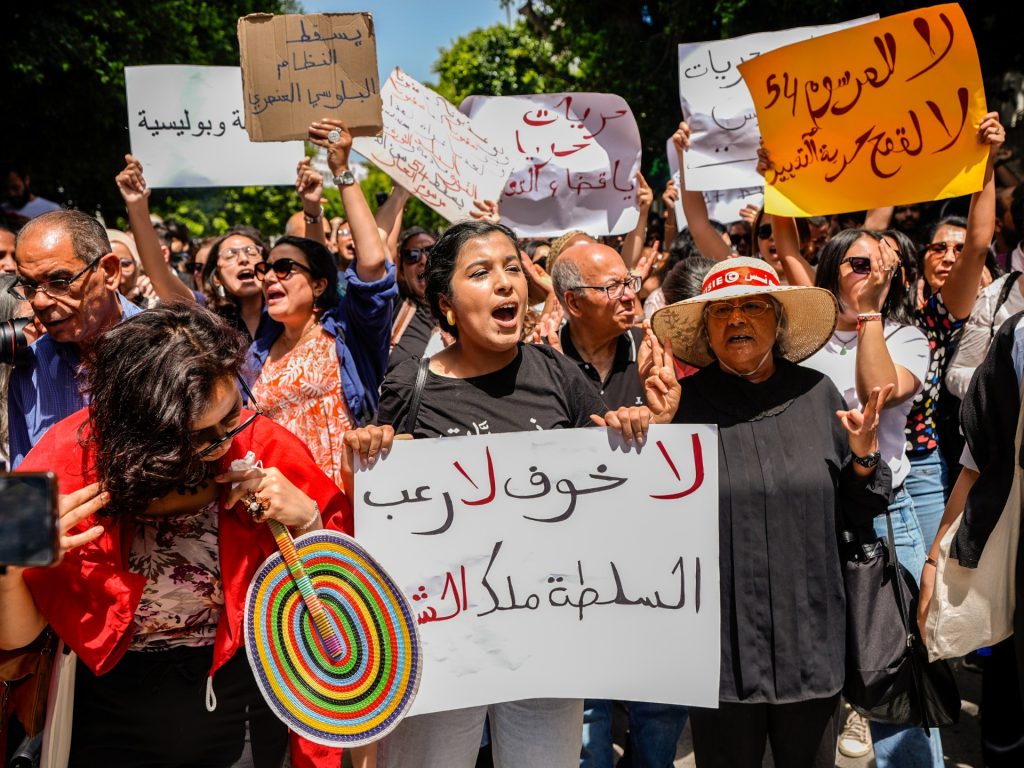 منظمات تونسية: الحريات تواجه انتكاسة شديدة