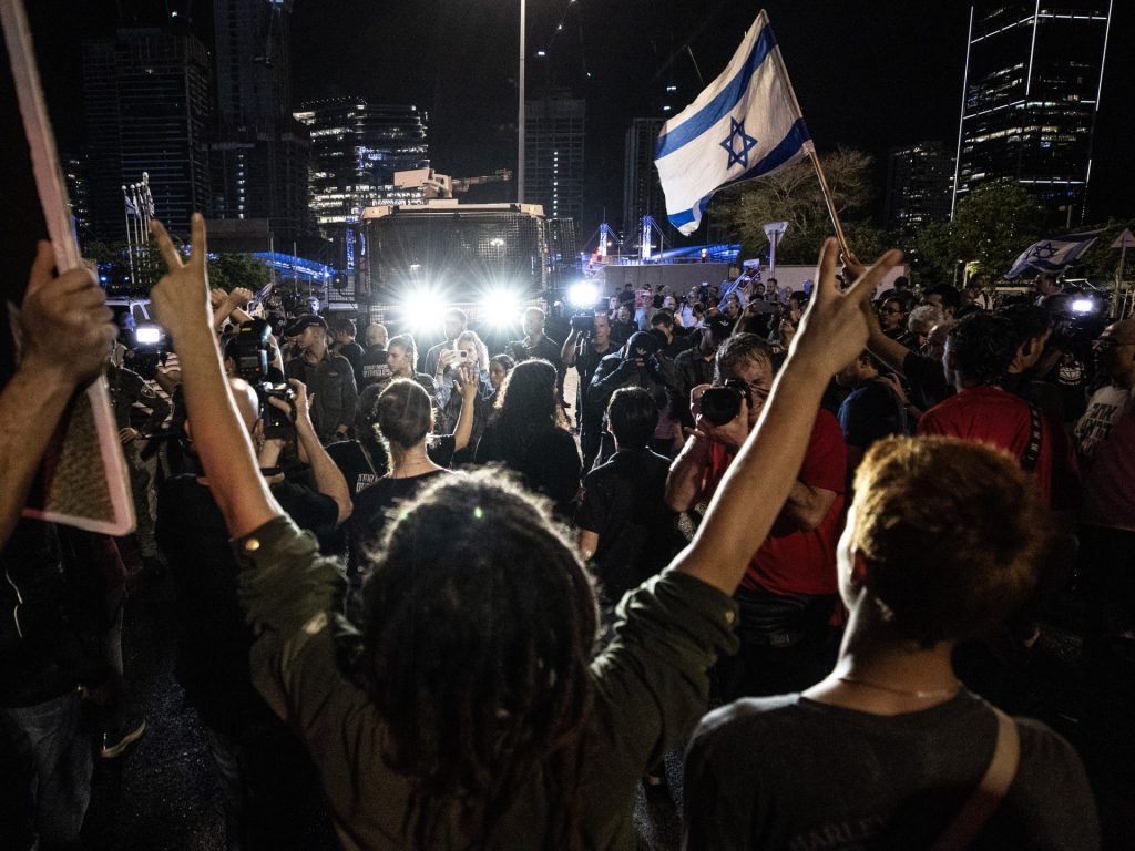 على وقع مظاهرات حاشدة.. نتنياهو يواجه مهلة غانتس ودعوة لبيد لتفكيك حكومة الحرب