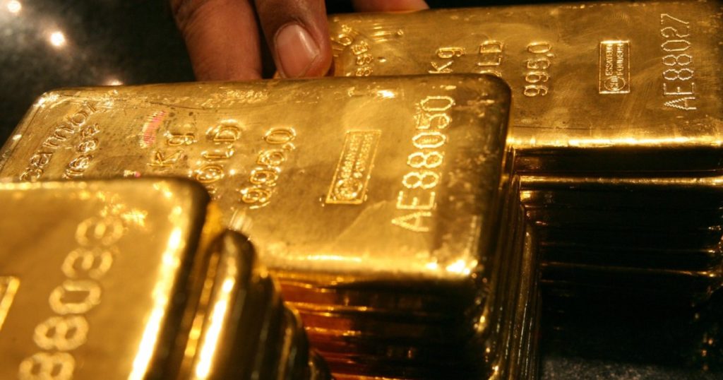 الذهب يصعد إلى قمة جديدة والفضة عند أعلى مستوى في 11 عاما