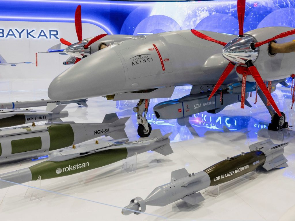 “بيرقدار آقنجي”.. لِمَ كانت الأفضل في إيجاد طائرة الرئيس الإيراني المفقودة؟