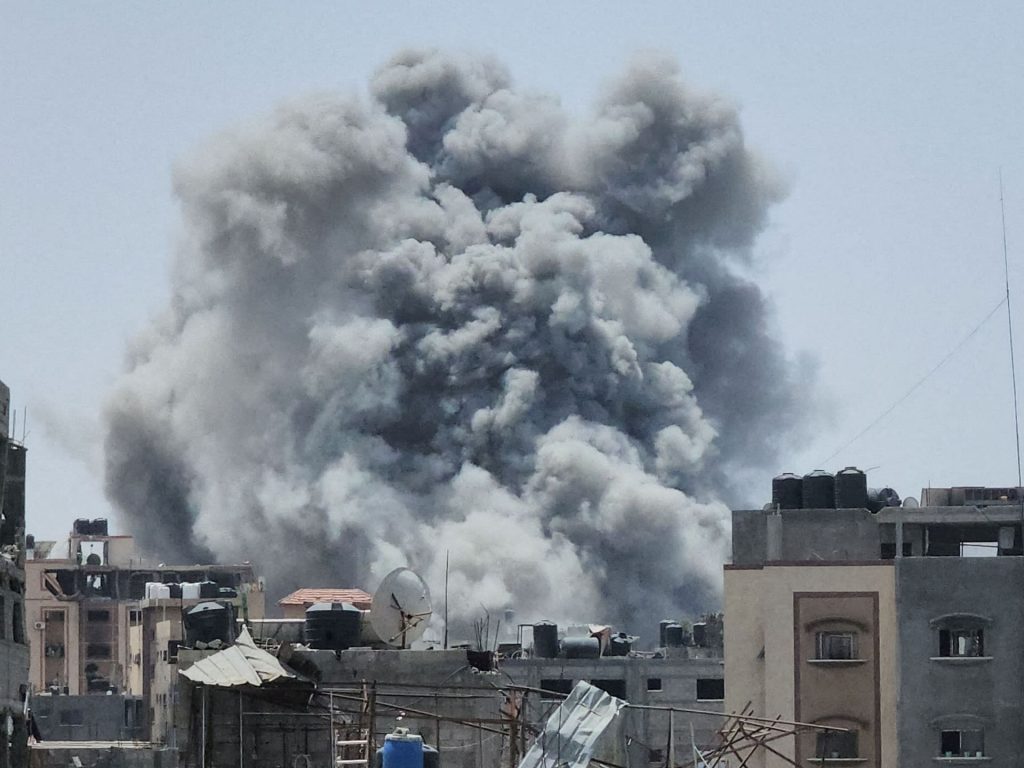 35 شهيدا بغزة وقوات الاحتلال تقتحم مستشفى العودة وتأمر بإخلائه