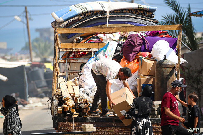 Displaced Palestinians leave an unsafe area in Rafah on May 15, 2024, as Israeli forces continued to battle and bomb Hamas…