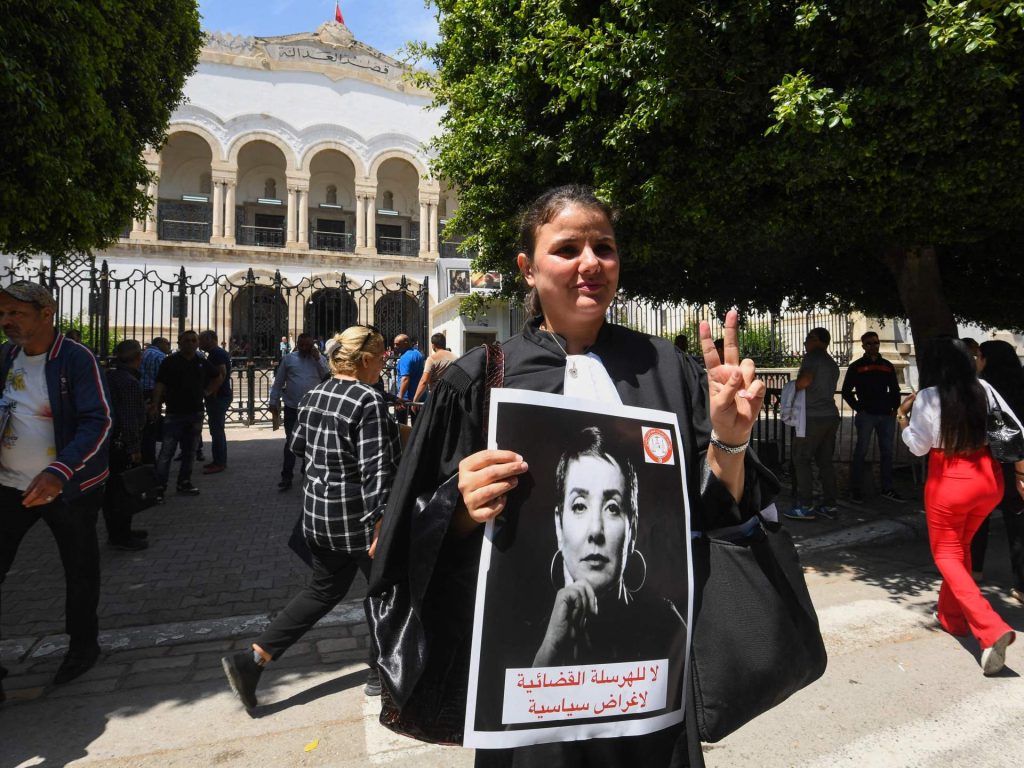 تونس.. تواصل التحقيق مع إعلاميين وإضراب عام للمحامين