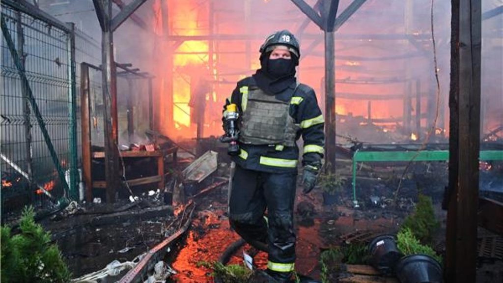 هجوم روسي على خاركيف وتحقيقات جنائية مع قادة أوكرانيين