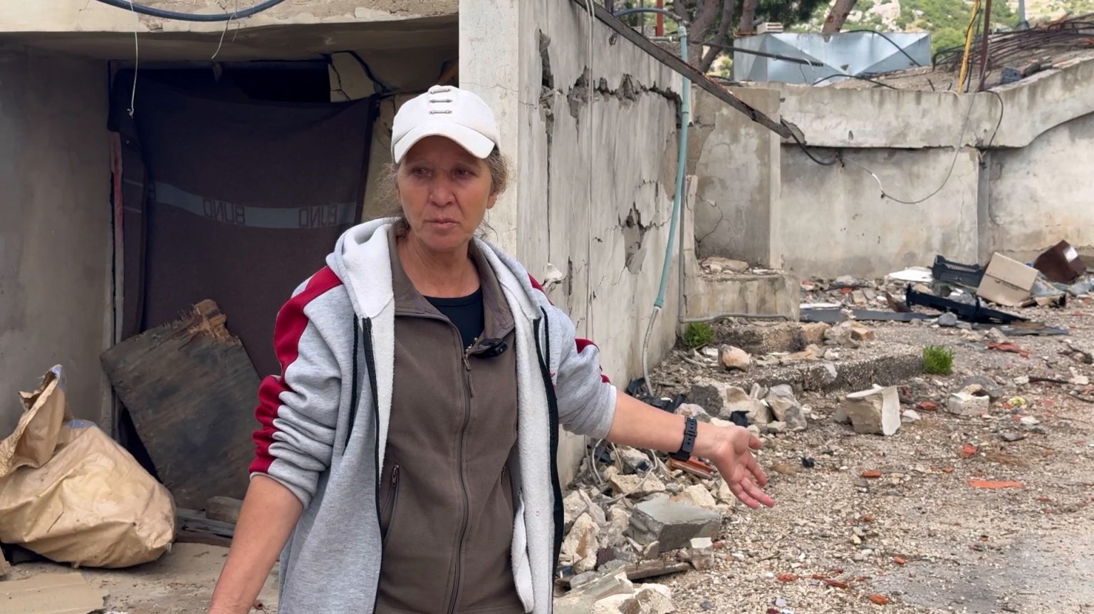 شاهد.. أهالي كفر حمام بجنوب لبنان صامدون رغم القصف