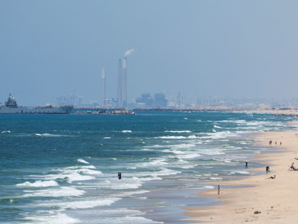 بدء تفريغ المساعدات بميناء غزة العائم وتمسك أممي بأهمية المعابر البرية