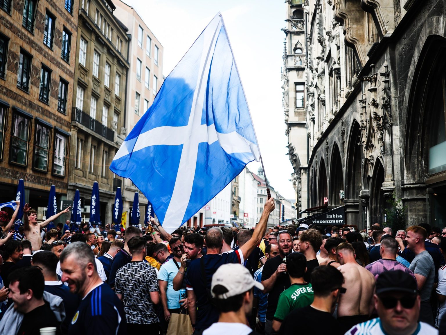 شاهد.. الجماهير الأسكتلندية تجتاح ميونخ قبل افتتاح يورو 2024