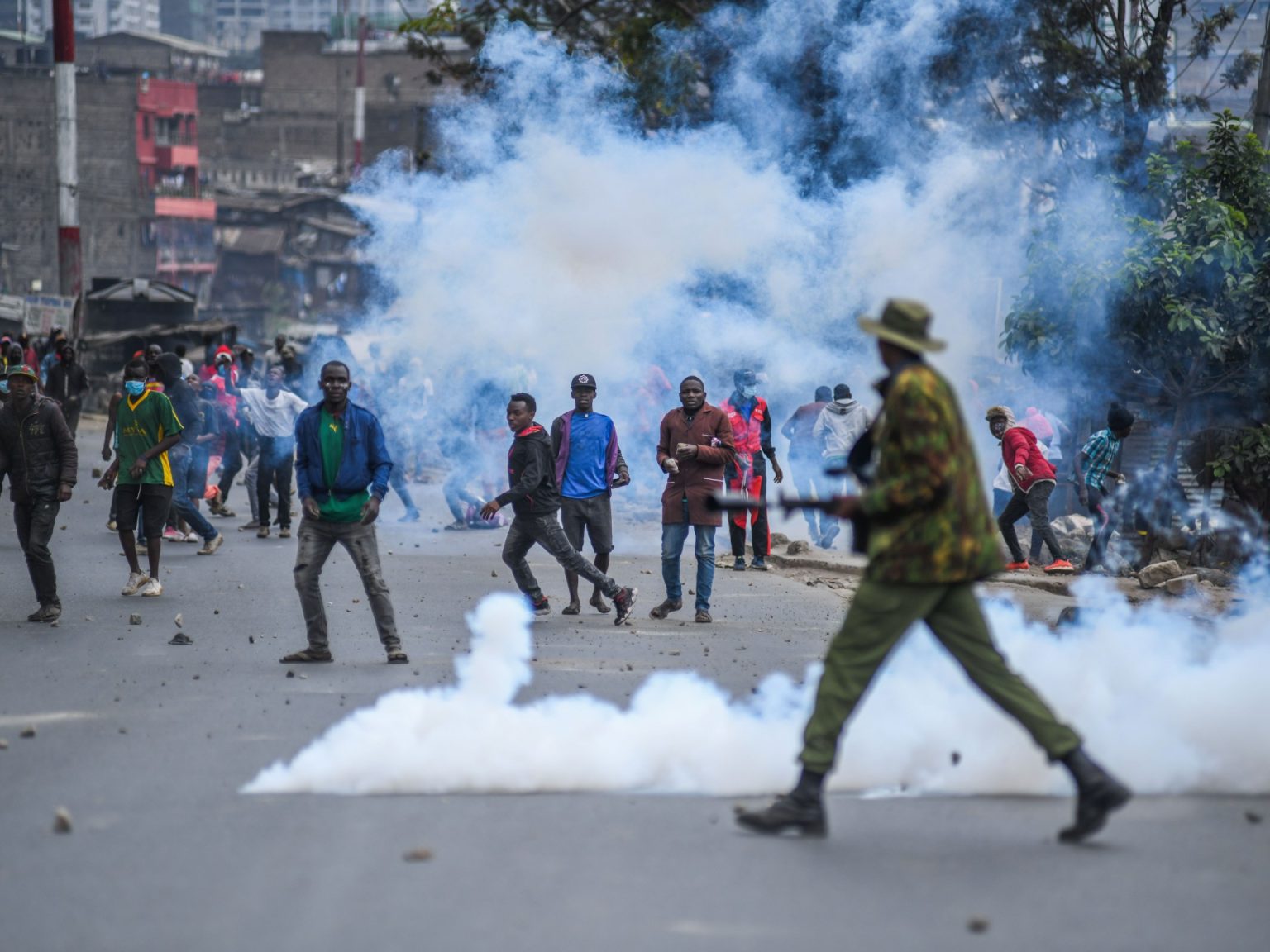 الشرطة الكينية تتصدى لمناهضي الضرائب بالغازات وخراطيم المياه
