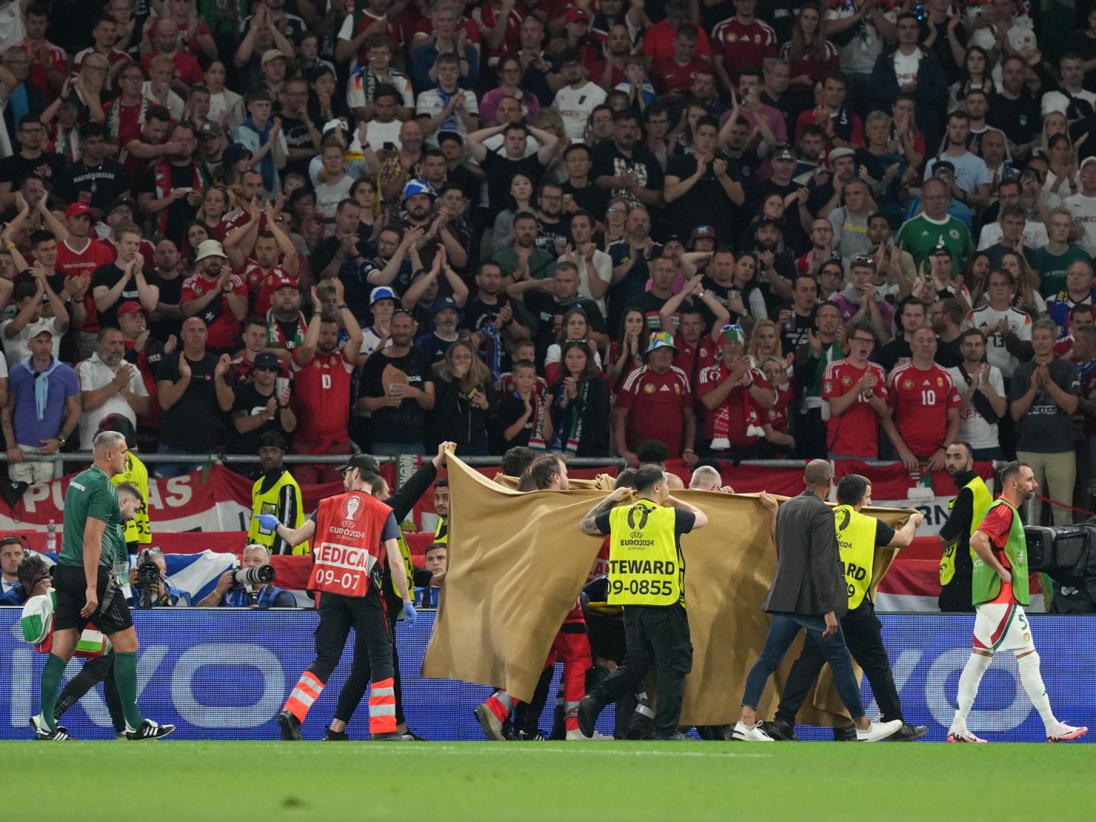 شاهد.. إصابة خطيرة لفارغا لاعب منتخب المجر في يورو 2024