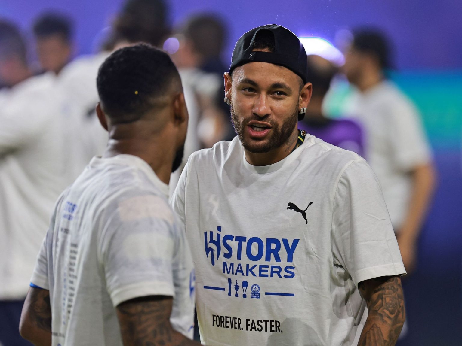 نيمار يرد على شائعات رحيله عن الهلال السعودي ويتوقع الفائز بالكرة الذهبية