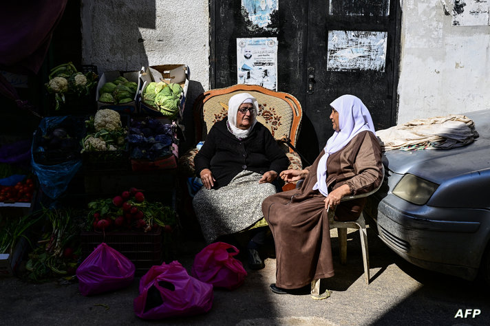 فلسطينيات  في مخيم جنين