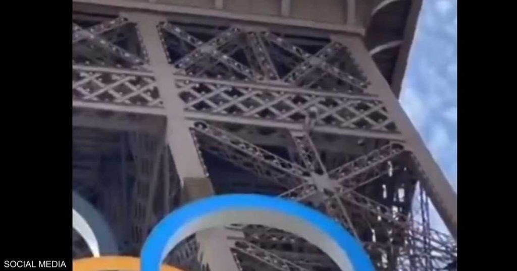 بالفيديو.. رجل يتسلق برج إيفل في باريس دون حبال