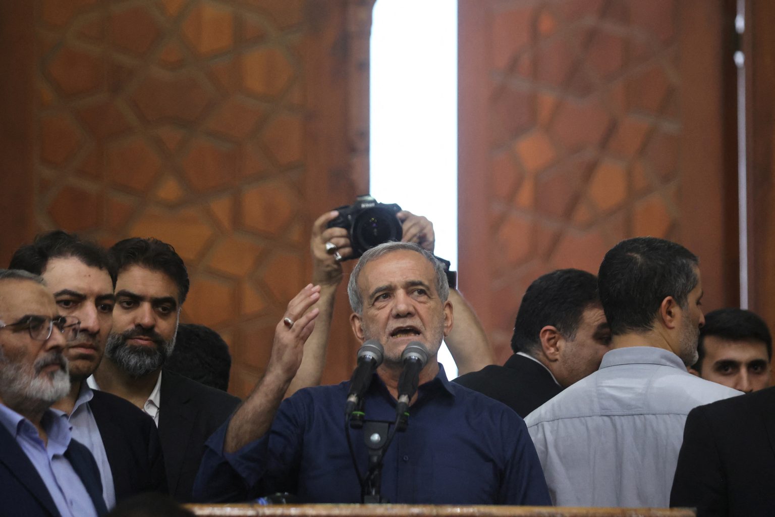 بزشكيان يعين “منتقدة بارزة” لشرطة الأخلاق نائبة للرئيس الإيراني
