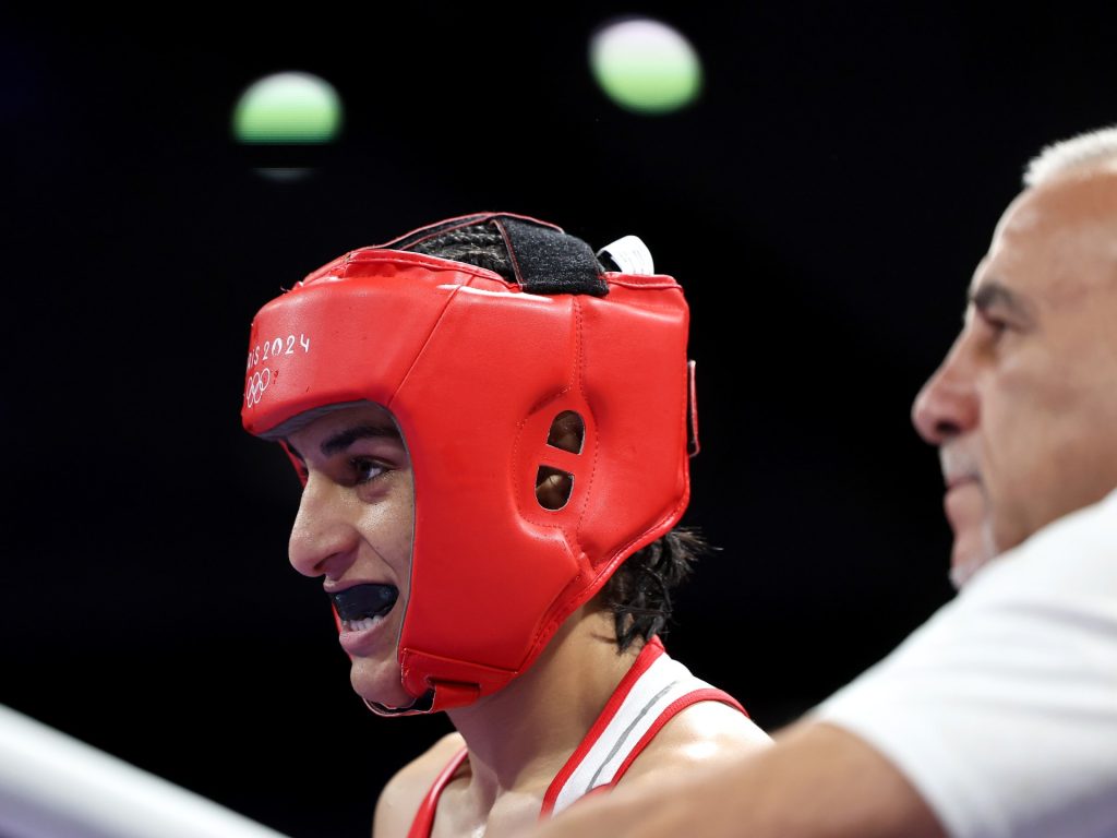 إيمان خليف تضمن أول ميدالية أولمبية للجزائر في الملاكمة منذ عام 2000