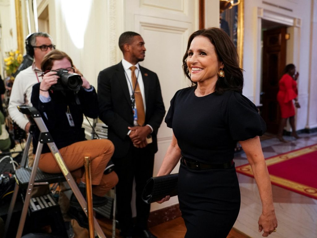 لوي دريفوس: شخصيتي في “نائبة الرئيس” لا تشبه كامالا هاريس بل “مرشحا رئاسيا آخر”