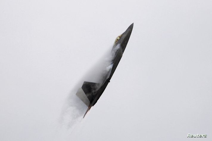 طائرة مقاتلة من طراز F-22 Raptor تؤدي مناورات خلال معرض كاليفورنيا الجوي الدولي في ساليناس