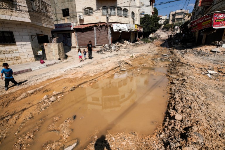 فاطمة محمود جنين فلسطين الجزيرة نت _ مياه الصرف الصحي في شوارع الجي الشرقي بعد تدمير جرافات الاحتلال لشبكات الصرف الصحي خلال حصارة لمدة ٦ ايام