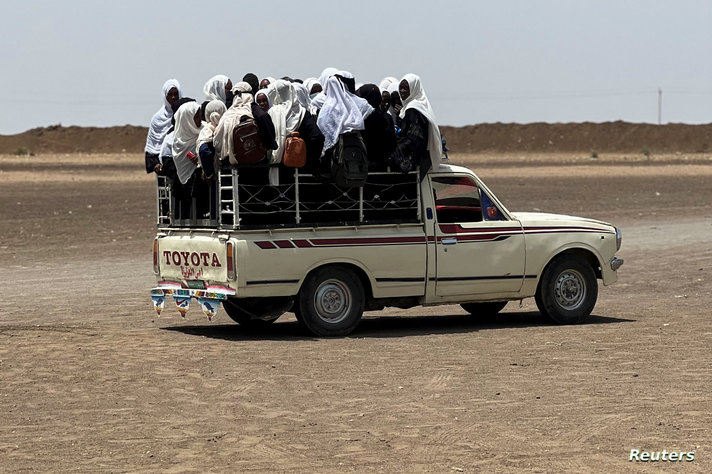 سودانيون يهربون من جحيم المعارك. أرشيفية 