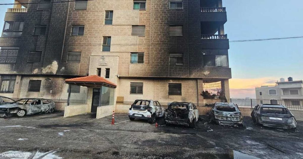 بالفيديو.. مستوطنون إسرائيليون يحرقون 20 سيارة في البيرة