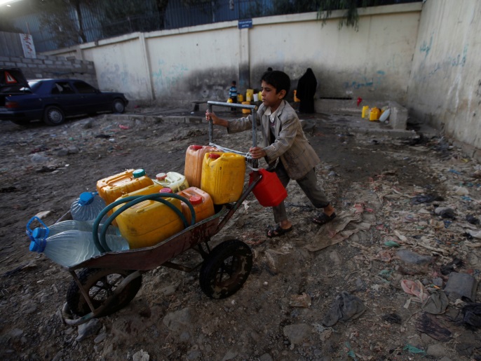 A boy pushes a wheelbarrow filled with water containers after collecting drinking water from a charity tap, amid a cholera outbreak, in Sanaa, Yemen October 13, 2017. REUTERS/Mohamed al-Sayaghi?