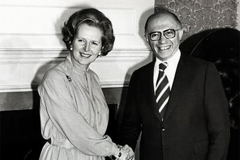 Politics, Personalities, pic: 1979, London, England, Prime Minister Margaret Thatcher greets the Prime Minister of Israel Menachem Begin inside No 10 Downing Street, Margaret Thatcher, (born 1925) English Conservative politician, who in 1979 became the first woman to be Prime Minister of Great Britain (Photo by Rolls Press/Popperfoto via Getty Images/Getty Images)