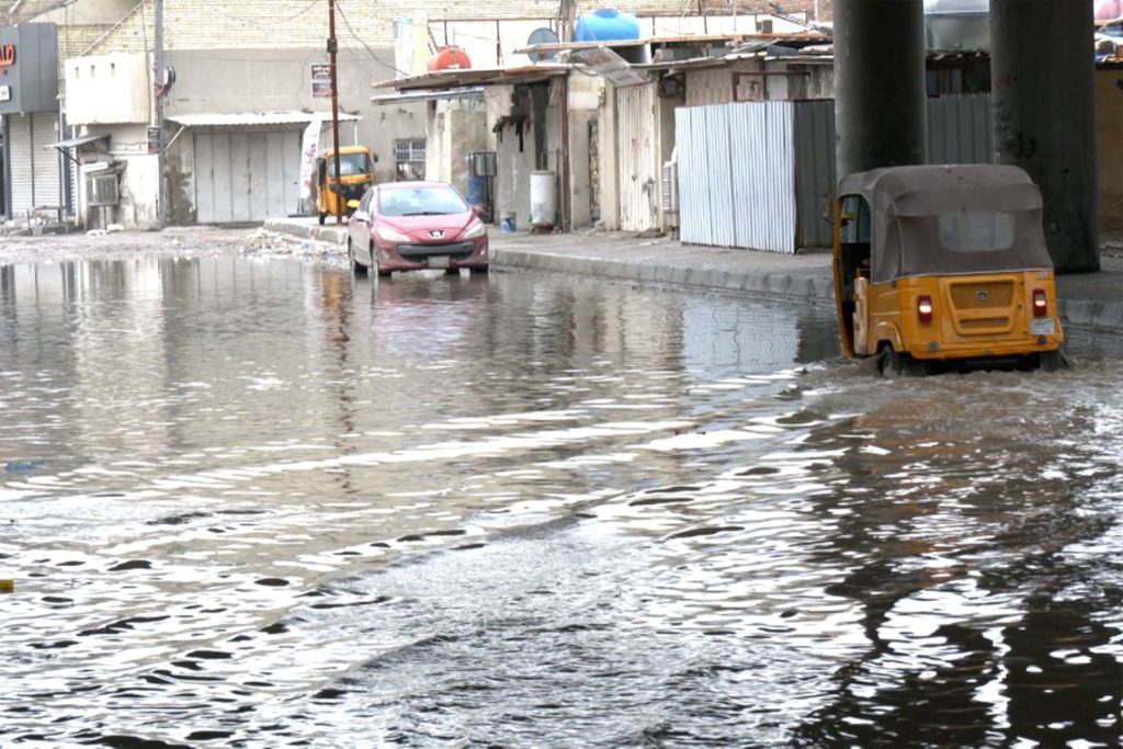 الأمطار تغرق شوارع بغداد وتكشف هشاشة البنية التحتية