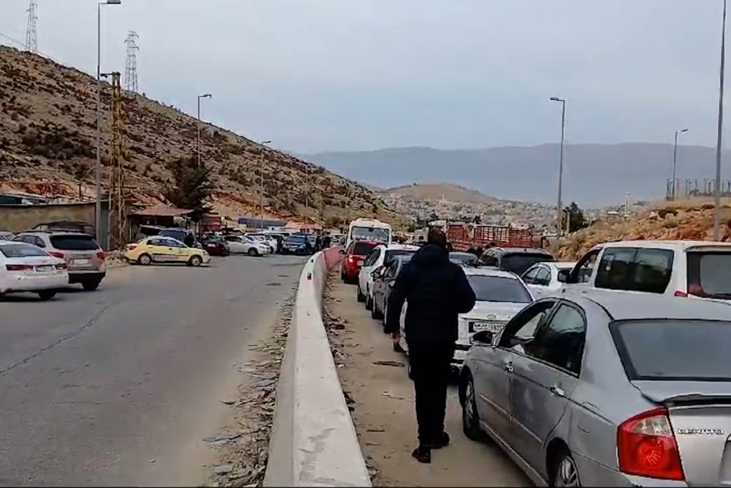 معبر المصنع الحدودي بلبنان يفتح أبوابه لعودة اللاجئين السوريين
