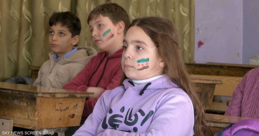 بعد عودة الدراسة.. الطلاب يحتفلون بـ”العلم السوري الجديد”