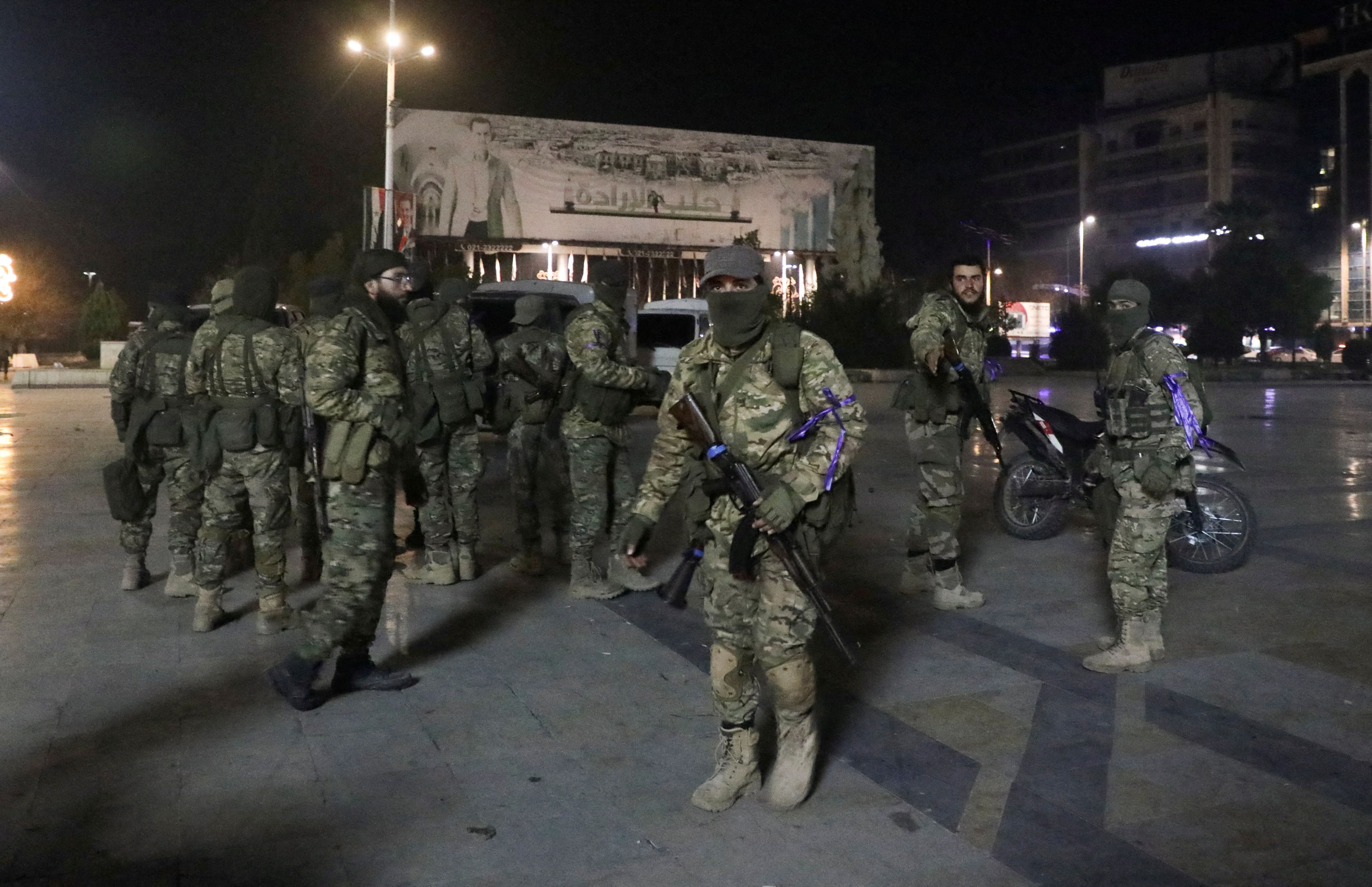 عناصر من فصائل المعارضة السورية في حلب (رويترز)