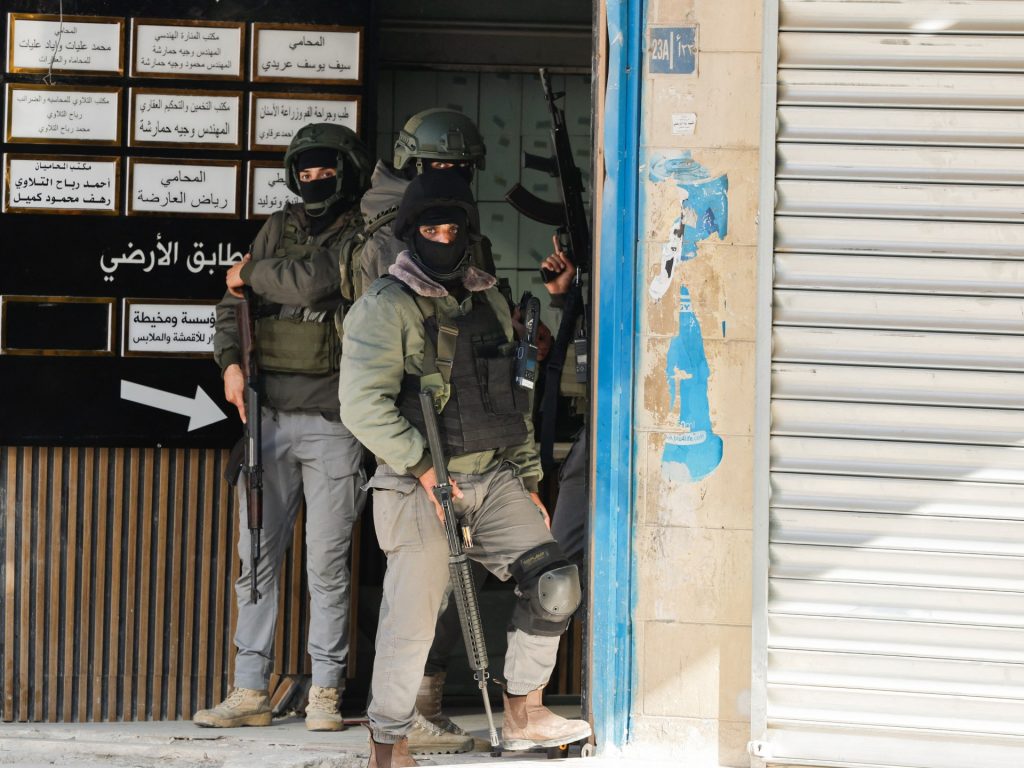 تجدد الاشتباكات بين المقاومة وأمن السلطة في مخيم جنين