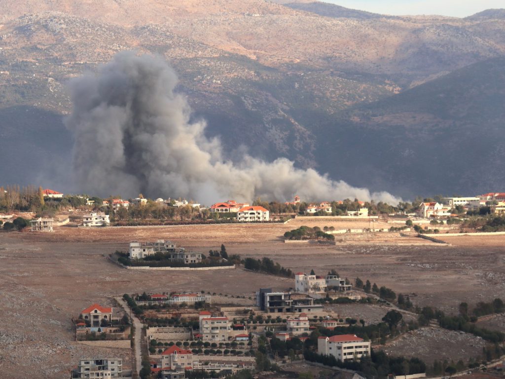 الجيش الإسرائيلي يقصف منزلا شمال لبنان ويفجر مباني في الجنوب