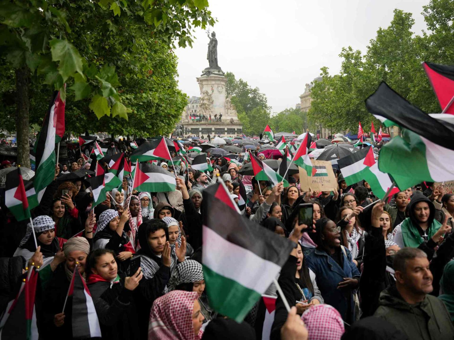 من ساحة الجمهورية.. الحراك الفرنسي يتضامن مع لبنان وفلسطين