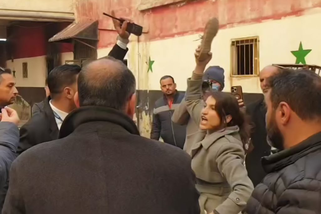 شابة سورية ترفع الحذاء بوجه المبعوث الأممي في سجن صيدنايا