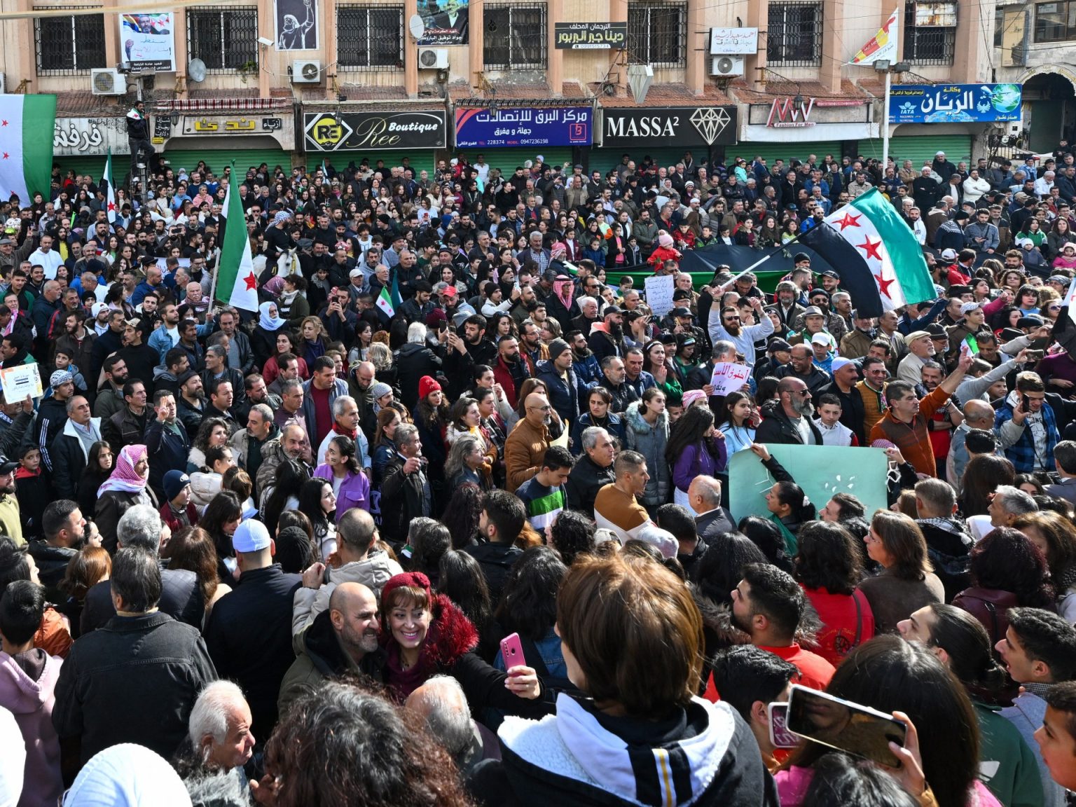 آلاف السوريين يتوافدون على الميادين احتفاء بانتصار الثورة