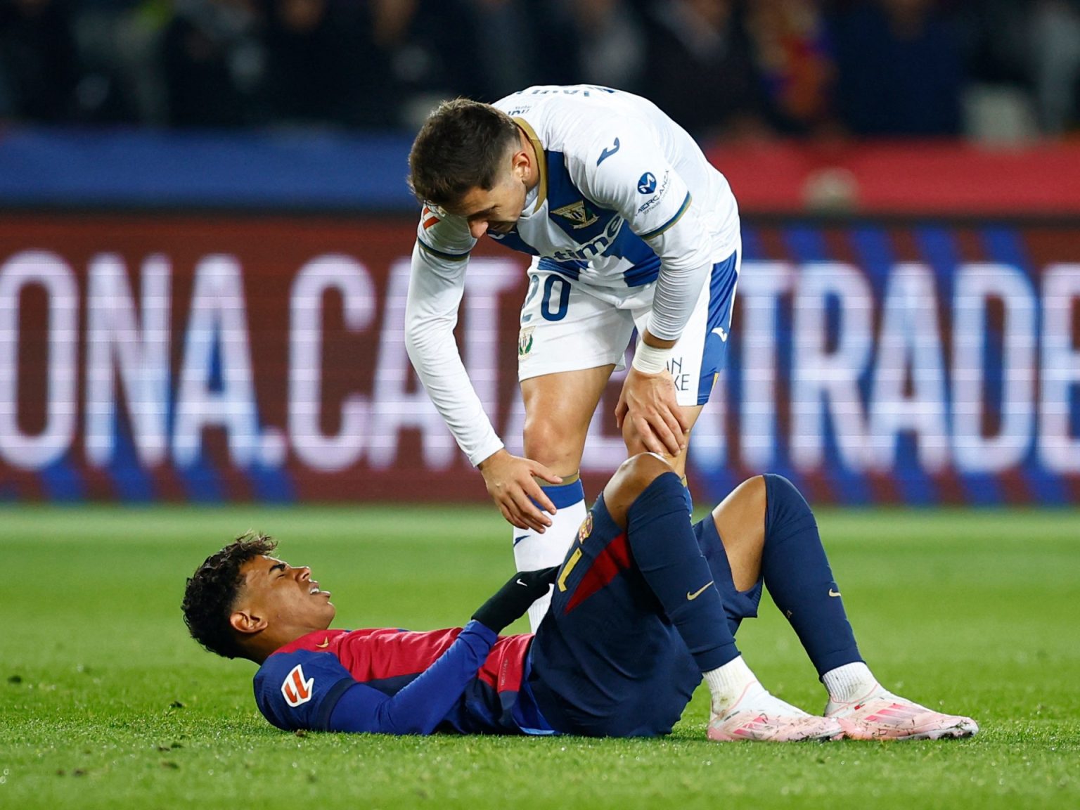 طبيب إسباني يحذر: إصابة لامين جمال لاعب برشلونة خطيرة وحساسة