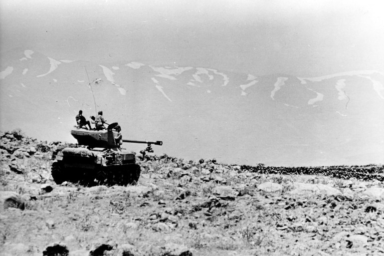 (Eingeschränkte Rechte für bestimmte redaktionelle Kunden in Deutschland. Limited rights for specific editorial clients in Germany.) 1967 Arab-Israeli War An Israeli tank is taking position near the Syrian border shortly after the outbreak of the war; in the background: Mount Hermon (Photo by ullstein bild/ullstein bild via Getty Images)