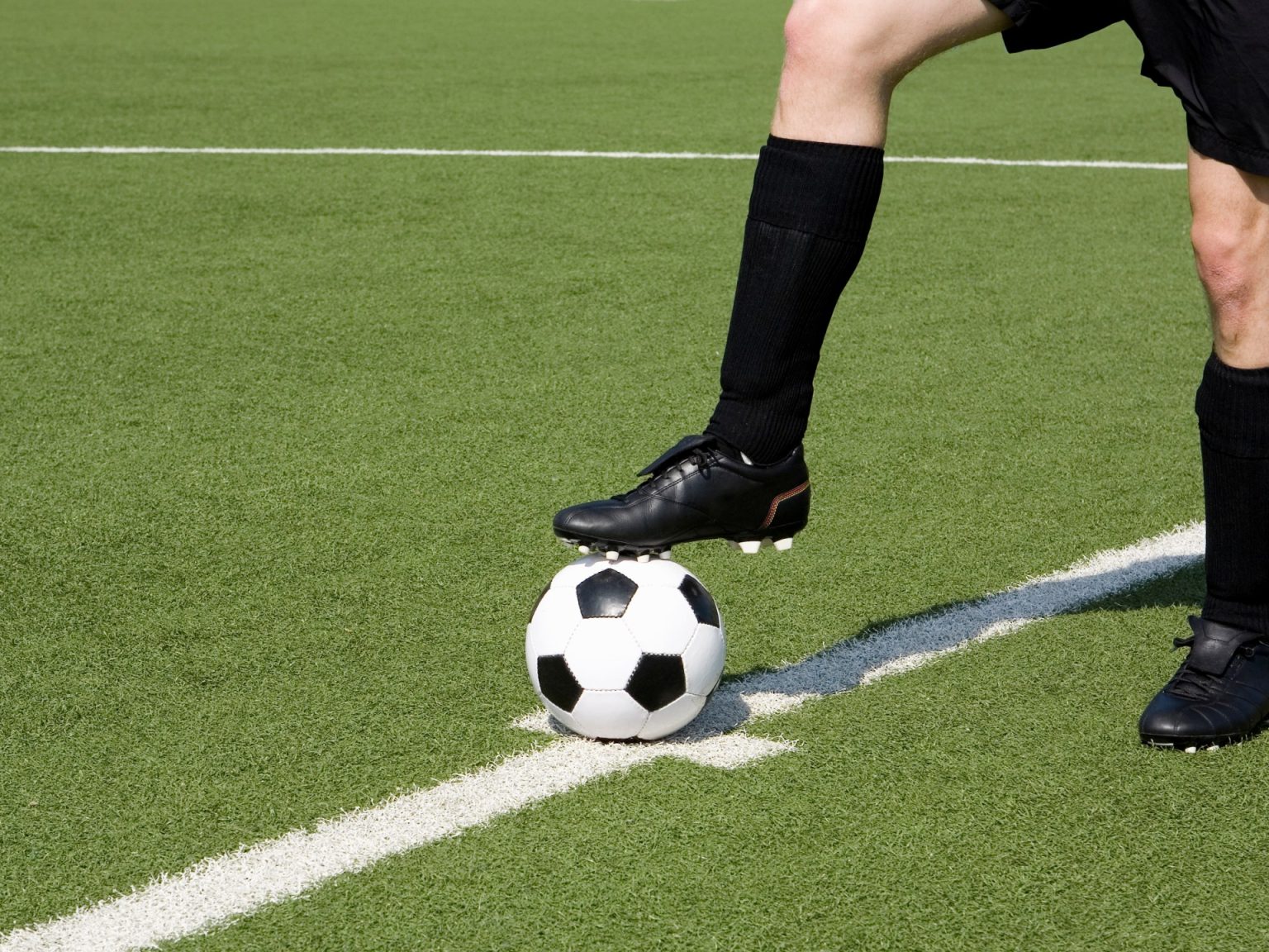 سر ارتداء اللاعبين أحذية رياضية سوداء