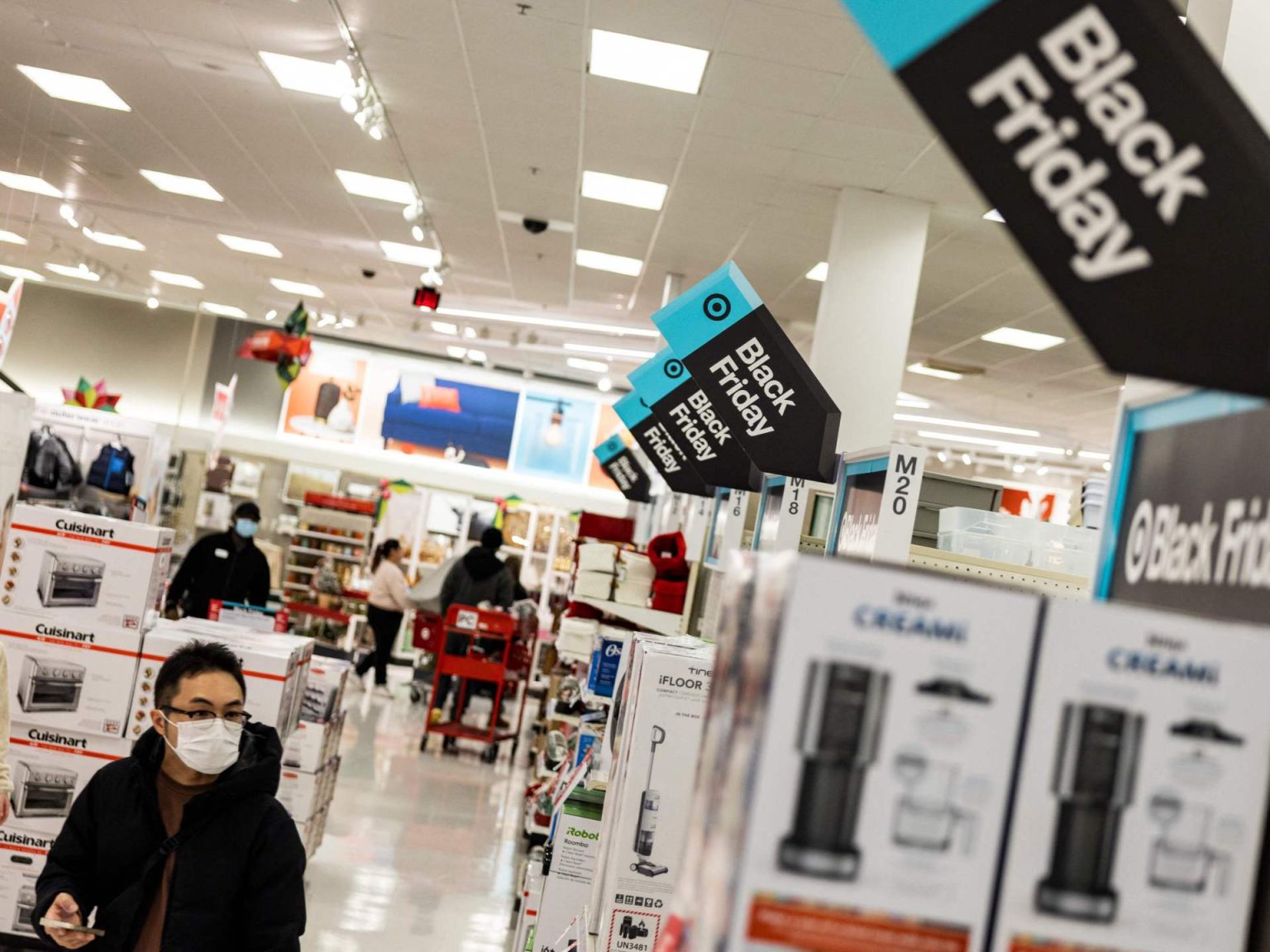 دراسة: رسوم ترامب تدفع الأميركيين إلى تخزين السلع