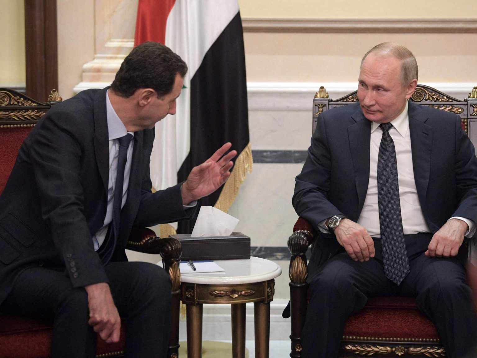 صحيفة بريطانية: الأسد شحن طنين من الدولارات واليوروات إلى روسيا