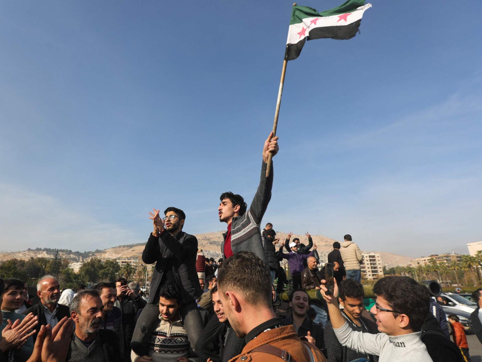 “جدران الخوف تهدمت”.. فايننشال تايمز: يمكن للسوريين أن يحلموا بمستقبل جديد