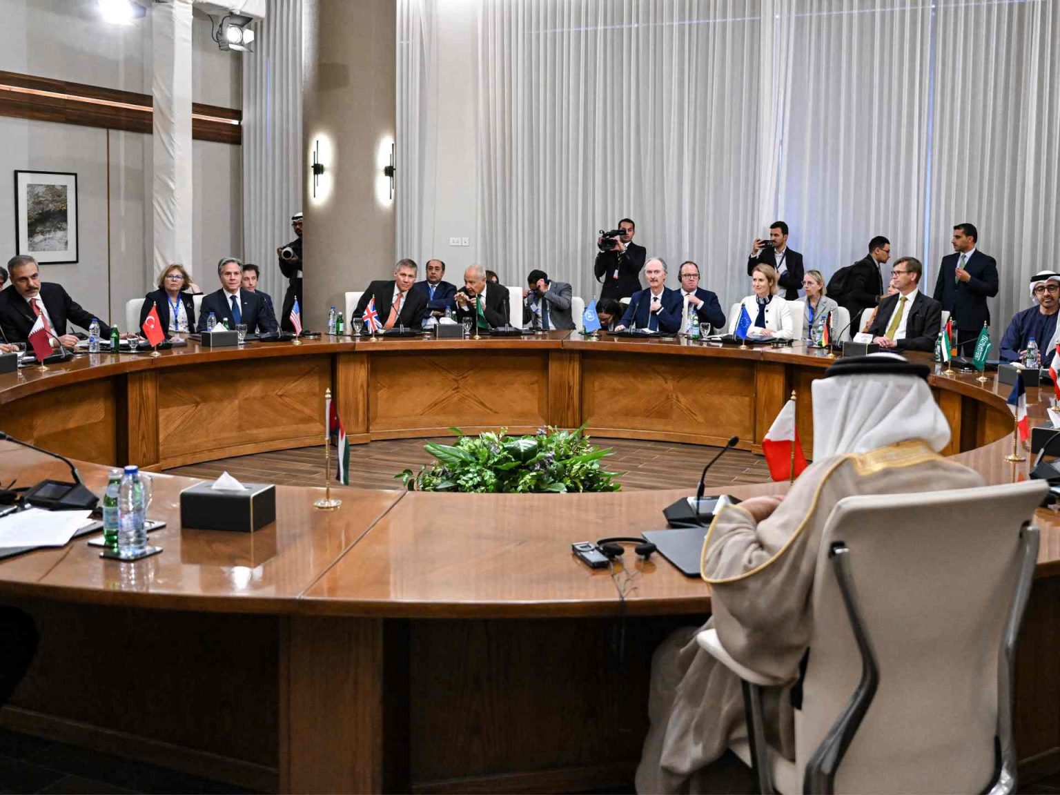 اجتماعات العقبة تدعم حوارا شاملا في سوريا وتطالب بانسحاب إسرائيل